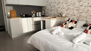 Ground floor studio, terrace, parking near Paris